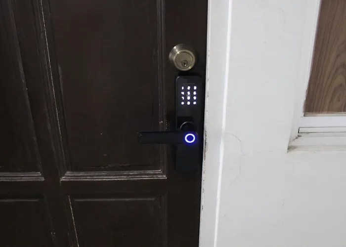 Large New Up To 6 Pax